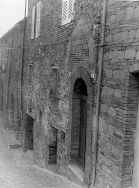 Casa con archi medioevali